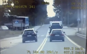 samochód wyprzedza inne pojazdy na przejściu dla pieszych