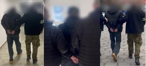 zatrzymani prowadzeni przez policjantów