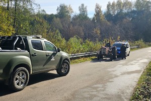 Policjantka i strażnik leśny z nietrzeźwym kierującym ciągnikiem.