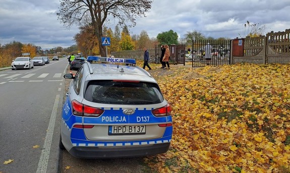 radiowóz przy cmentarzu