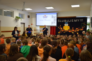 policjanci na spotkaniu z dziećmi