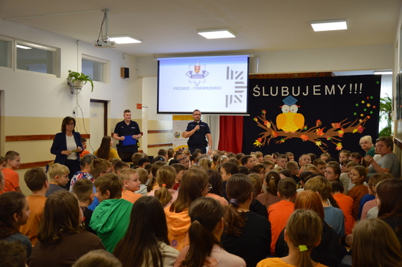 policjanci na spotkaniu z dziećmi