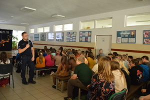 policjanci na spotkaniu z dziećmi