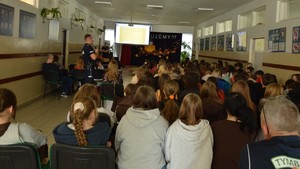 policjanci na spotkaniu z dziećmi