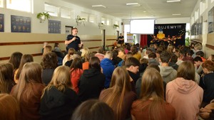 policjanci na spotkaniu z dziećmi