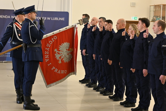 ślubowanie młodych policjantów