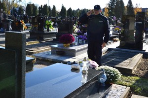 podinsp. Szymon Mroczek przy grobie