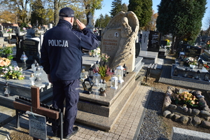 podinsp. Szymon Mroczek przy grobie