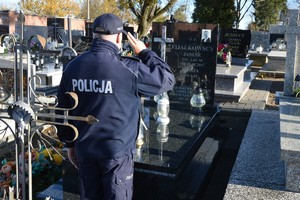 podinsp. Szymon Mroczek przy grobie