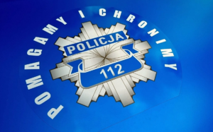 policyjna gwiazda na masce radiowozu z napisem pomagamy i chronimy