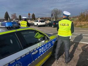 policjanci przy radiowozie