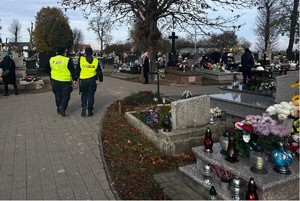 policjanci na cmentarzu
