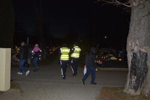 policjanci na cmentarzu