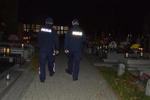 policjanci na cmentarzu