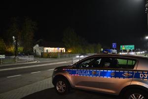 radiowóz przy drodze