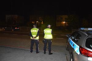 policjanci przy radiowozie