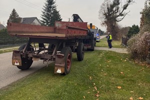 policjant kontrolujący samochód ciężarowy