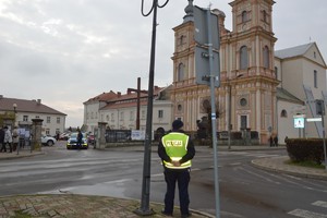 policjant przy skrzyżowaniu