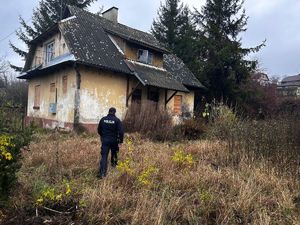 policjant kontroluje pustostan