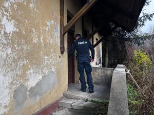 policjant kontroluje pustostan