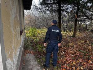 policjant kontroluje pustostan