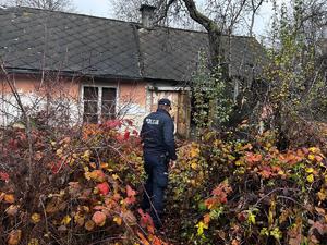 policjant kontroluje pustostan