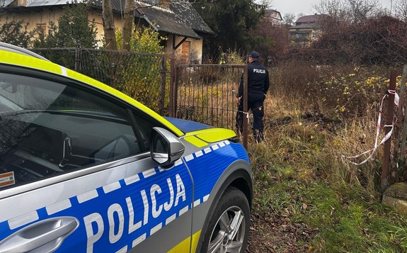 policjant kontroluje pustostan