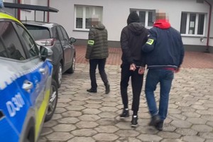 zatrzymany prowadzony przez policjantów