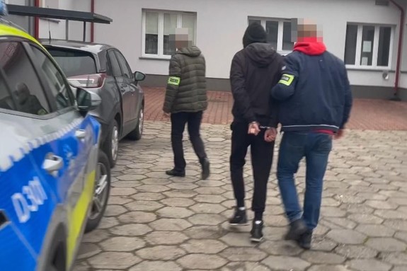 zatrzymany prowadzony przez policjantów