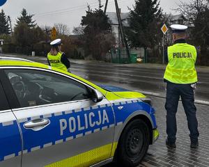 policjanci przy radiowozie