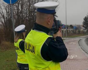 policjant mierzy prędkość