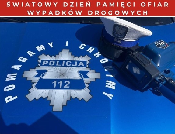 czapka i urządzenie do pomiaru prędkości na masce radiowozu