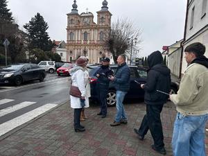 radni i policjantka rozdają odblaski