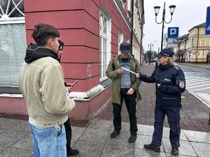 radni i policjantka rozdają odblaski