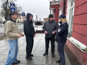 radni i policjantka rozdają odblaski
