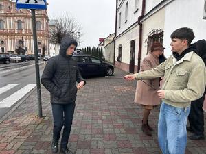 radni i policjantka rozdają odblaski