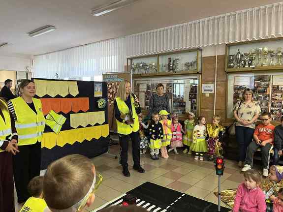 policjantka mówi do dzieci w czasie spotkania profilaktycznego