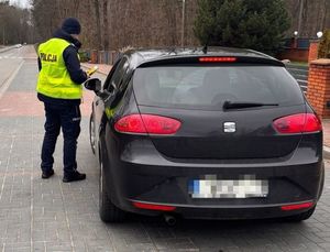 policjanci prowadzą akcję Trzeźwość sprawdzając stan trzeźwości kierujących