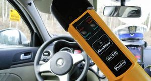 urządzenie alco blow na tle wnętrza pojazdu