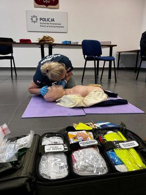 policjantka prowadzi szkolenie z pierwszej pomocy