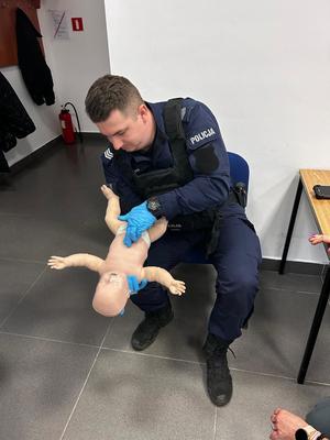 policjanci i pracownicy cywilni szkolą się z pierwszej pomocy