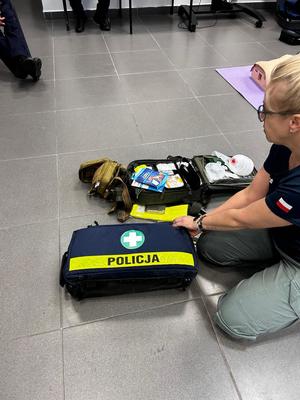 policjanci i pracownicy cywilni szkolą się z pierwszej pomocy