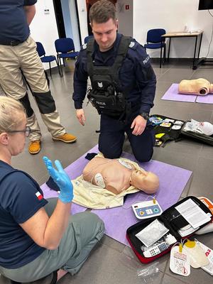 policjanci i pracownicy cywilni szkolą się z pierwszej pomocy