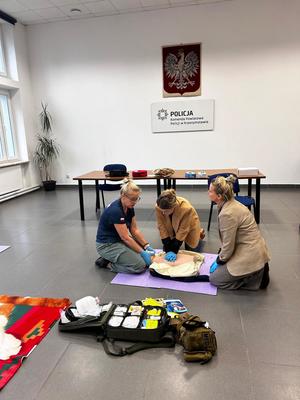 policjanci i pracownicy cywilni szkolą się z pierwszej pomocy