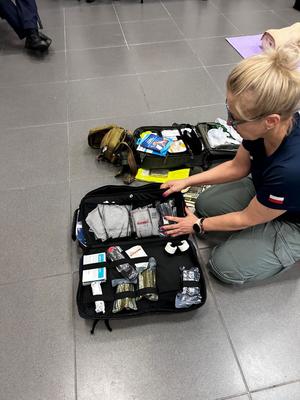 policjanci i pracownicy cywilni szkolą się z pierwszej pomocy