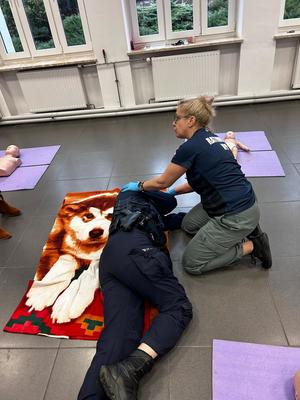 policjanci i pracownicy cywilni szkolą się z pierwszej pomocy