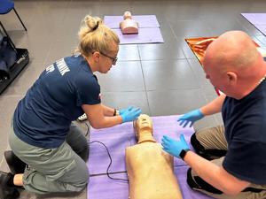 policjanci i pracownicy cywilni szkolą się z pierwszej pomocy