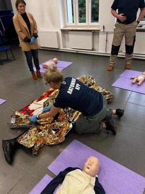 policjanci i pracownicy cywilni szkolą się z pierwszej pomocy