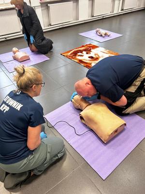 policjanci i pracownicy cywilni szkolą się z pierwszej pomocy
