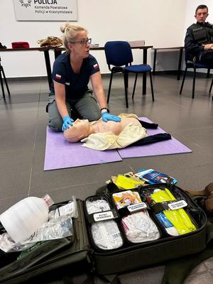 policjanci i pracownicy cywilni szkolą się z pierwszej pomocy